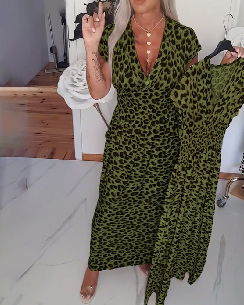 Elegant klänning med leopardmönster och v-ringning