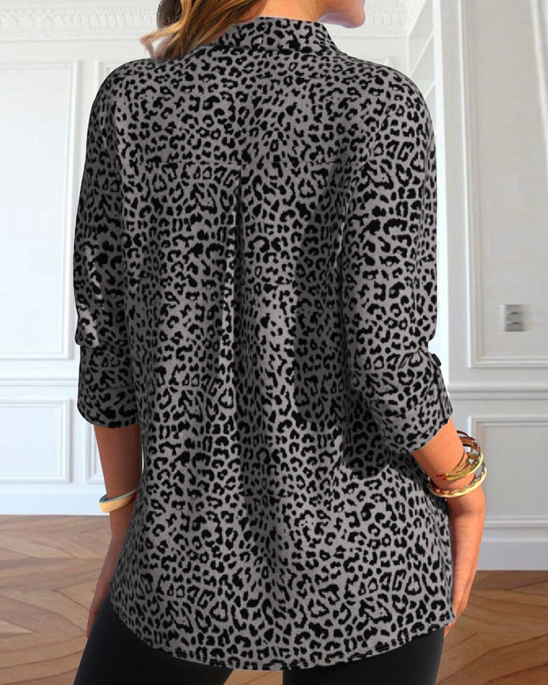 Avslappnad skjorta med leopardmönster