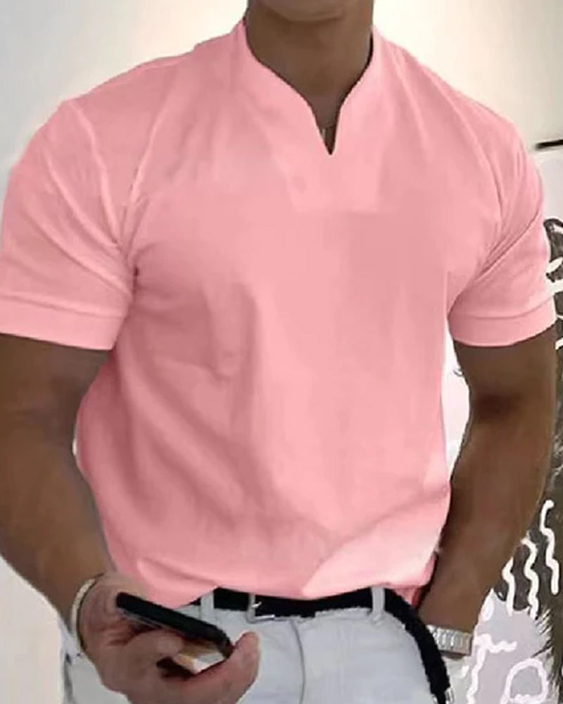 En sportig T-shirt med korta Àrmar och V-ringning