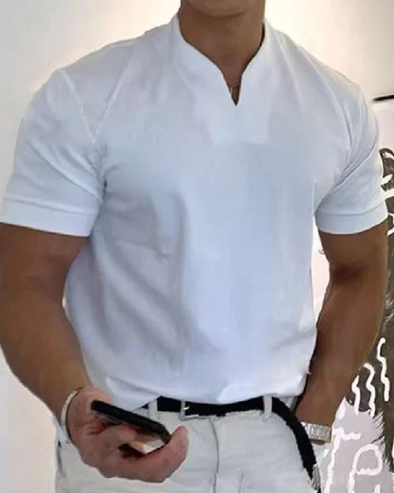 En sportig T-shirt med korta Àrmar och V-ringning