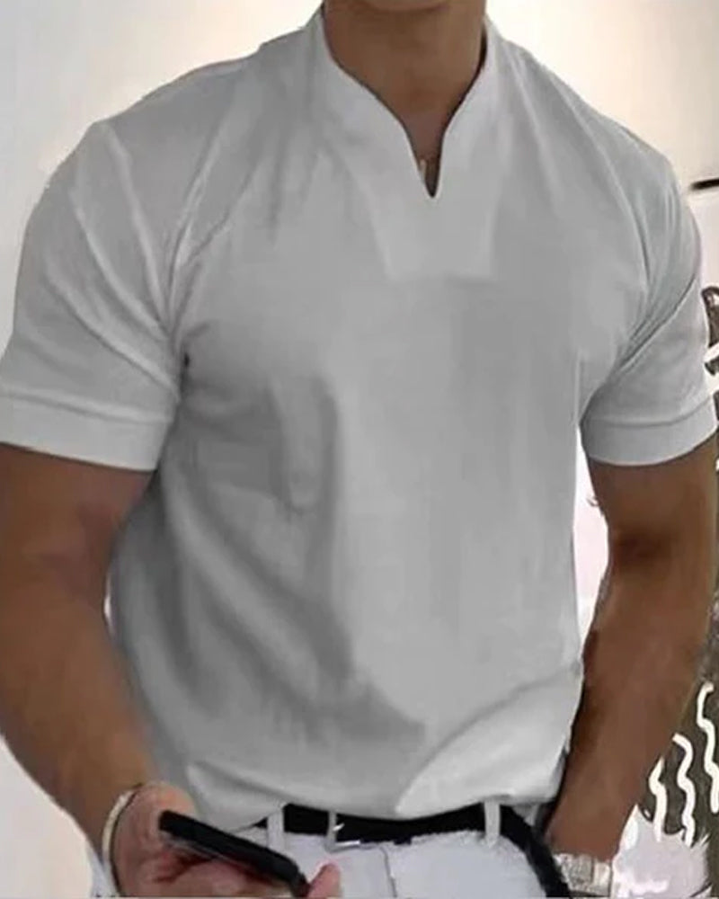 En sportig T-shirt med korta Àrmar och V-ringning