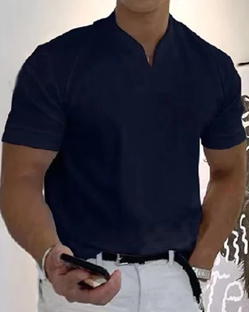 En sportig T-shirt med korta Àrmar och V-ringning