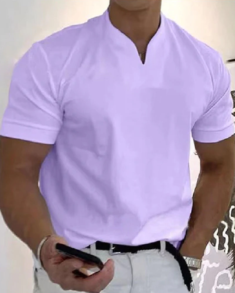 En sportig T-shirt med korta Àrmar och V-ringning