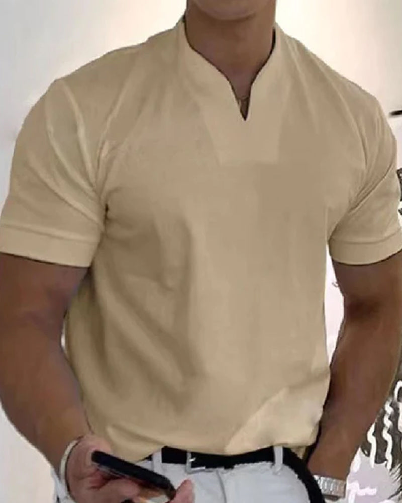 En sportig T-shirt med korta Àrmar och V-ringning