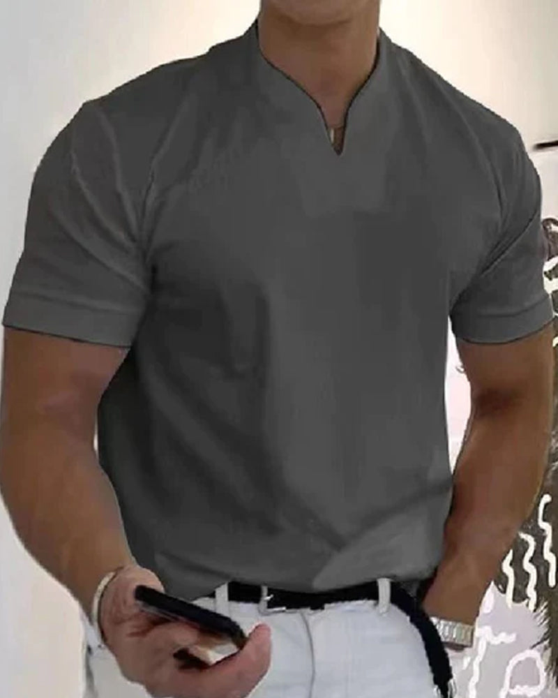 En sportig T-shirt med korta Àrmar och V-ringning