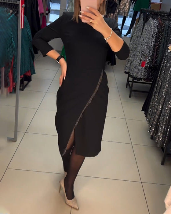 Klänning med rund hals och sned delning