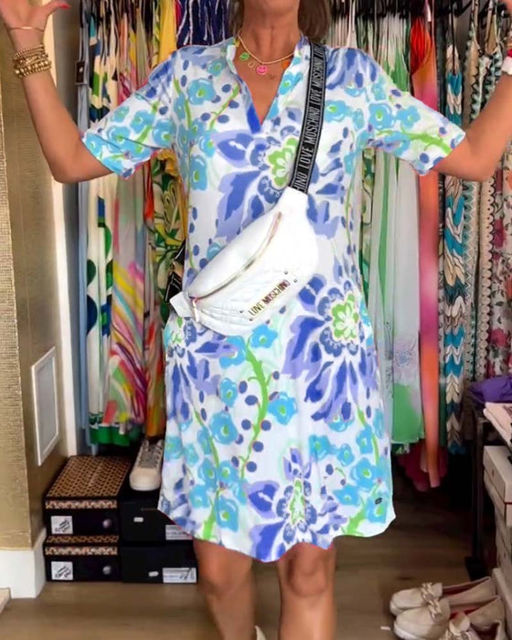 Klänning med korta ärmar, blommigt tryck och V-ringning