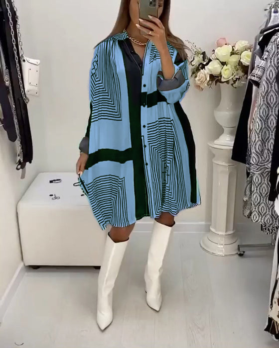 Klänning med knappar och tryck