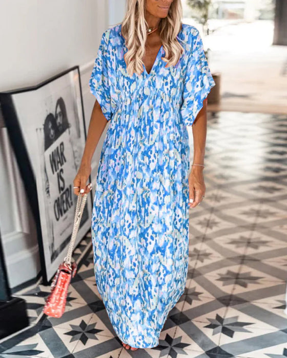 V-ringad modeklänning med tryck och kort ärm