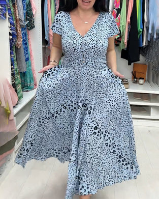 Kortärmad klänning med V-ringning