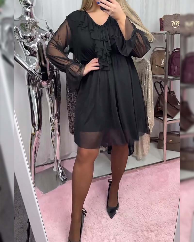 Modig Klänning Med Volanger Och V-Ringning