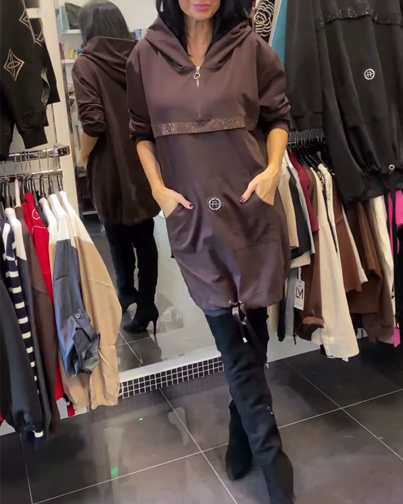 Modig Klänning Med Halvblix Och Huva