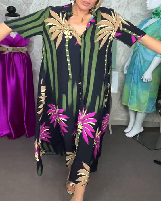 Avslappnad lös klänning med lövtryck med slits och kort ärm