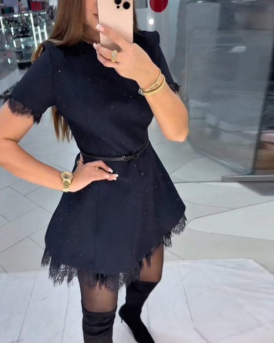 Glittrig Spetsklänning Med Korta Ärmar Och A-Linje