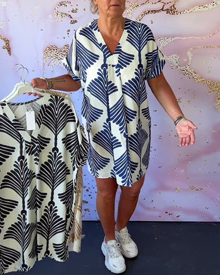 V-ringad avslappnad kortärmad klänning med tryck