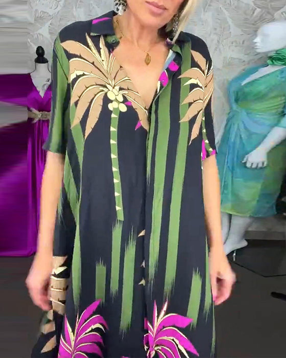 Avslappnad lös klänning med lövtryck med slits och kort ärm