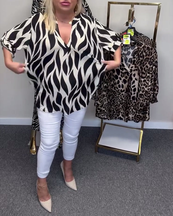 V-ringad avslappnad blus med tryck