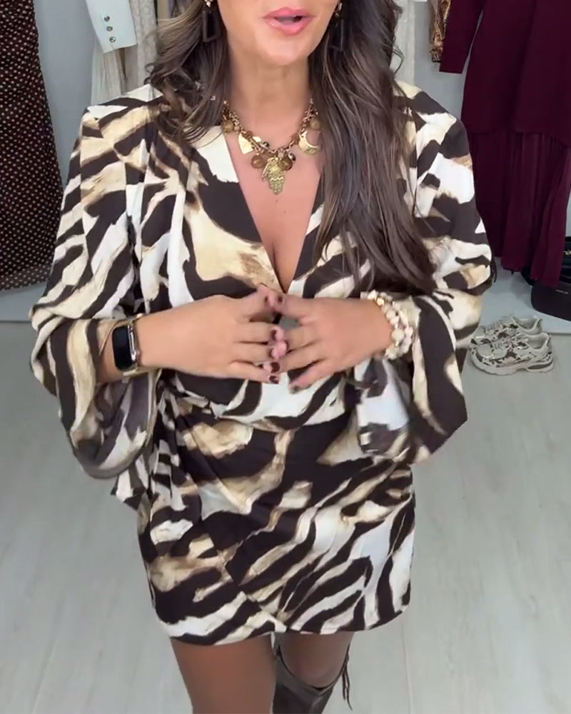 Klänning avslappnad med tryck och v-ringning