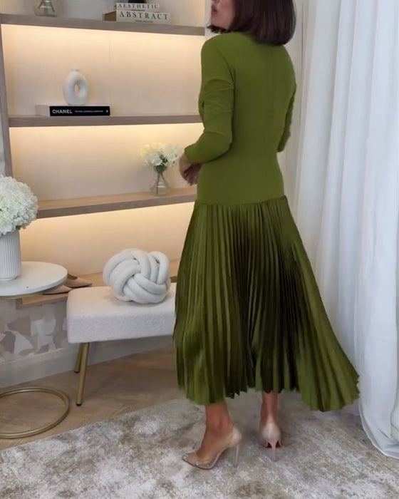 Casual enfärgad klänning med lång ärm och veck