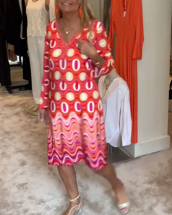 Avslappnad långärmad klänning med löst tryck och V-ringad