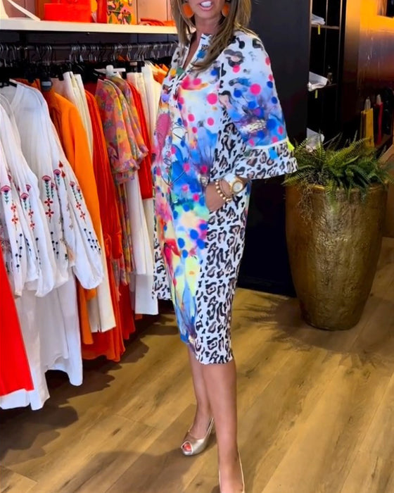 V-ringad midiklänning i leopardmönstrad panel