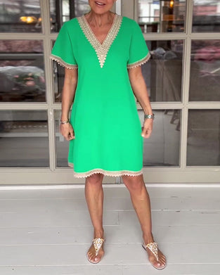 Elegant klänning i spets med V-ringad panel