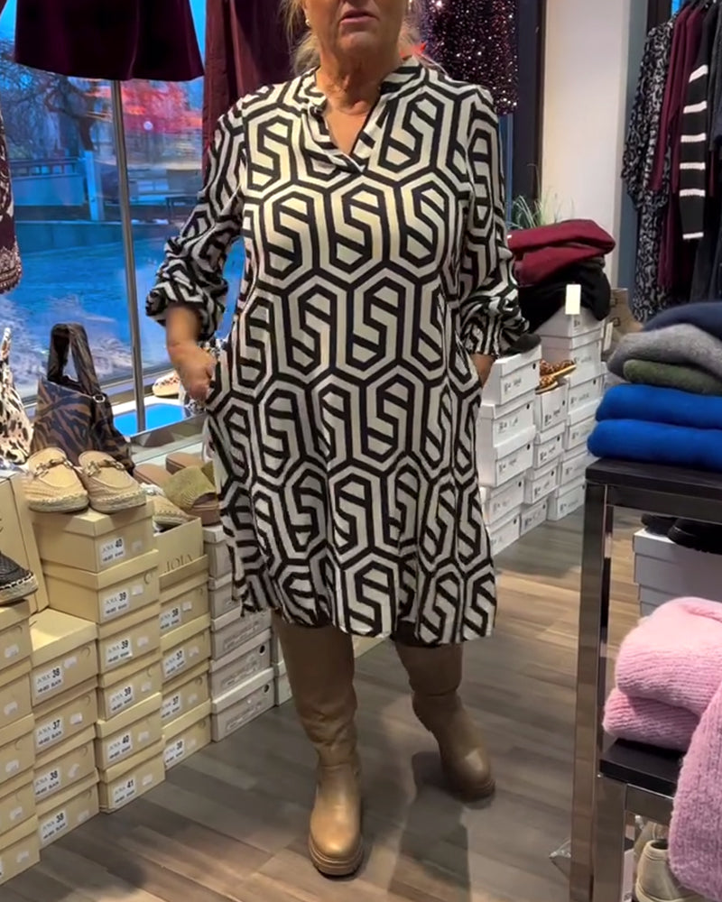 Snygg klänning med v-ringning och geometriskt mönster