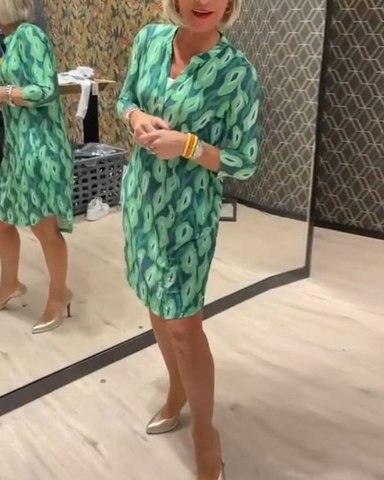 V-ringad klänning med trekvartsärm med tryck