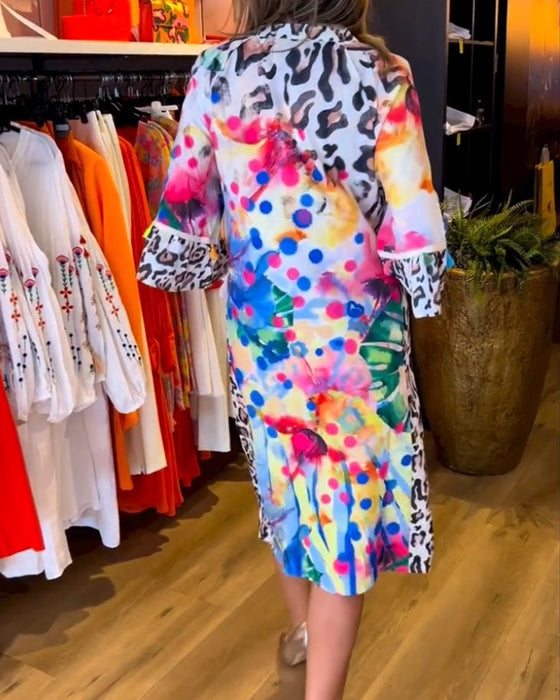 V-ringad midiklänning i leopardmönstrad panel