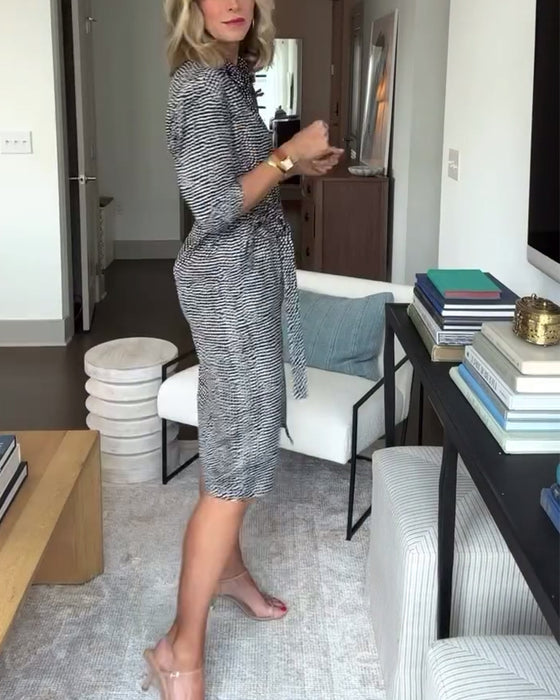 Tryckt klänning med slag och knappar