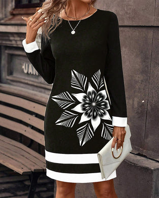 Storblommig klänning med rund hals i färgblock