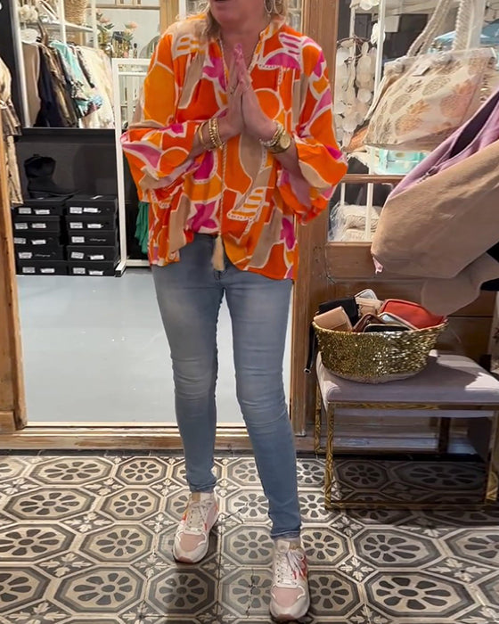 Blus med färgstarkt och långärmad design