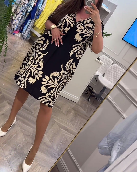 Retrotryckt lös klänning med V-ringning och kort ärm