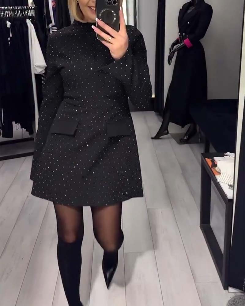 Elegant Klänning Med Subtil Glans