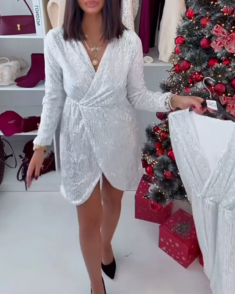 Elegant Klänning Med Djup V-Ringning Och Spjäll