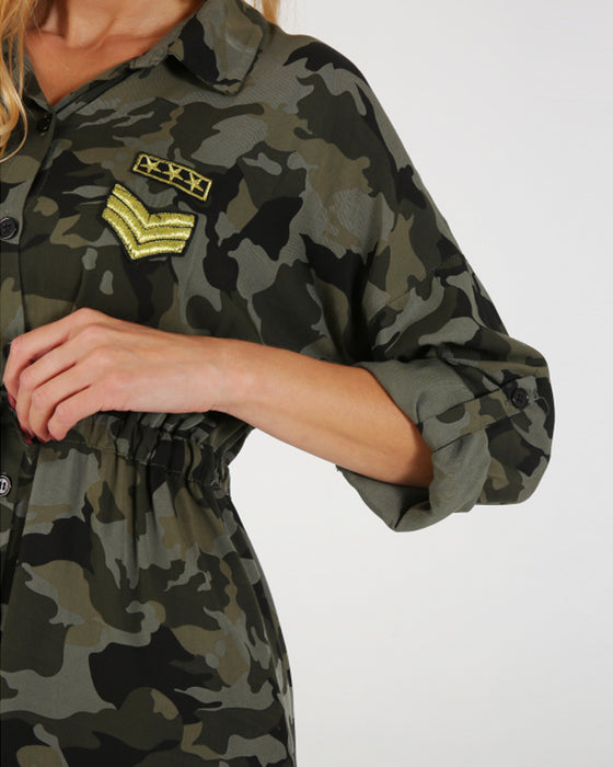 Långärmad klänning med kamouflagetryck