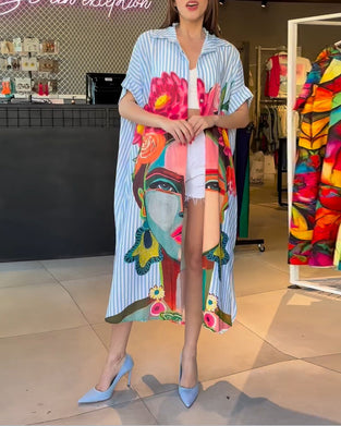 Vertikal randig blus med karaktärstryck i lapel