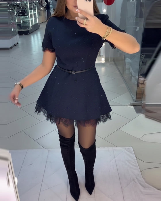 Glittrig Spetsklänning Med Korta Ärmar Och A-Linje