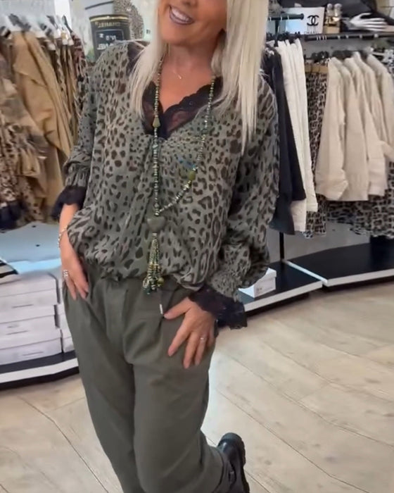 Moderiktig leopardmönstrad blus med V-ringad spets med patchwork