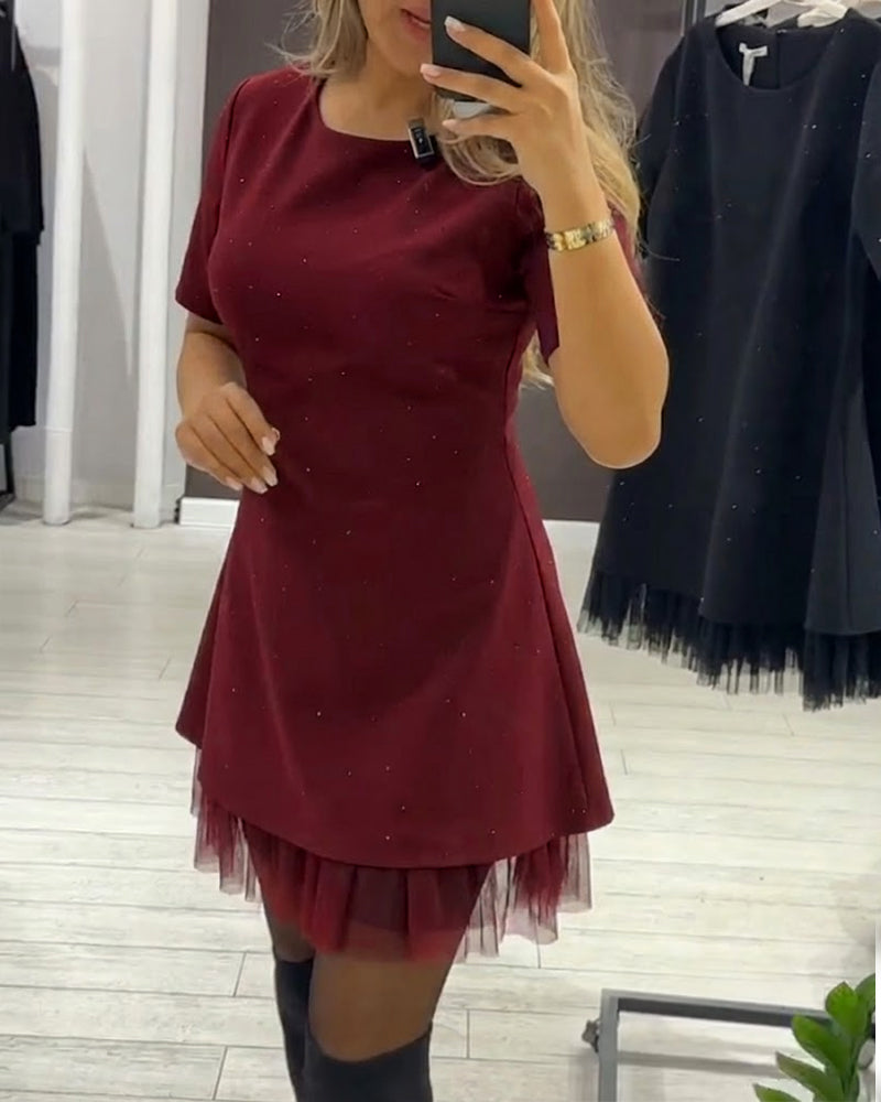 Elegant klänning med skimrande mesh-lappmönster