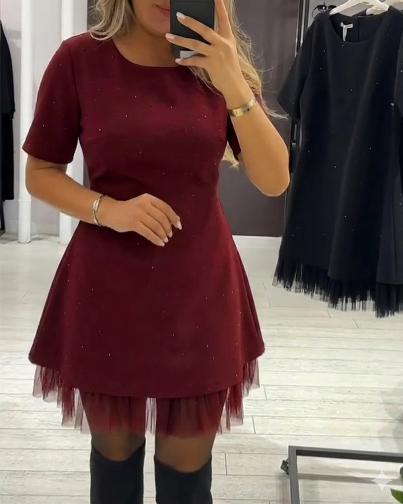 Elegant klänning med skimrande mesh-lappmönster