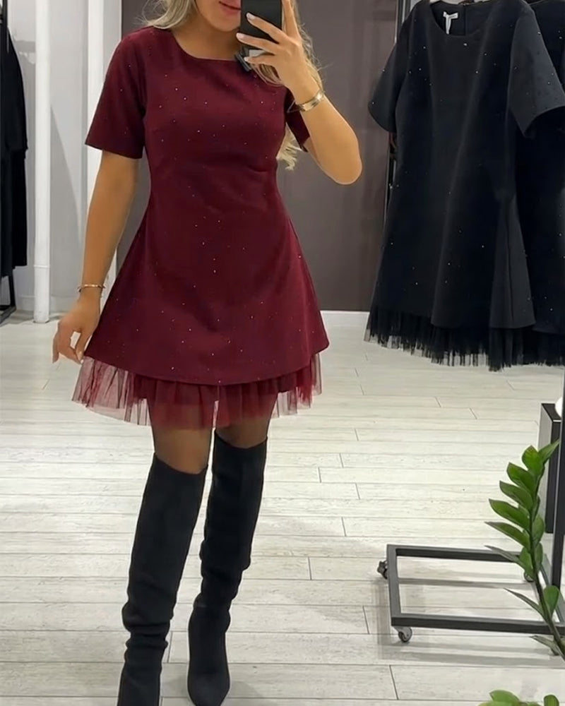 Elegant klänning med skimrande mesh-lappmönster