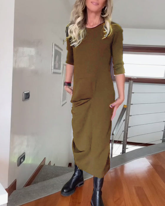 Elegant klänning i enfärgad plisserad rund hals