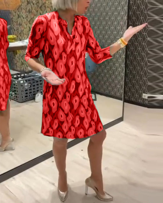 V-ringad klänning med trekvartsärm med tryck