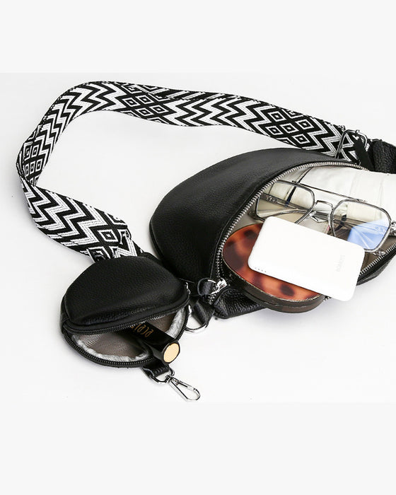 Kvinnors axelväska i sadelform, som också kan bäras som en crossbody-väska