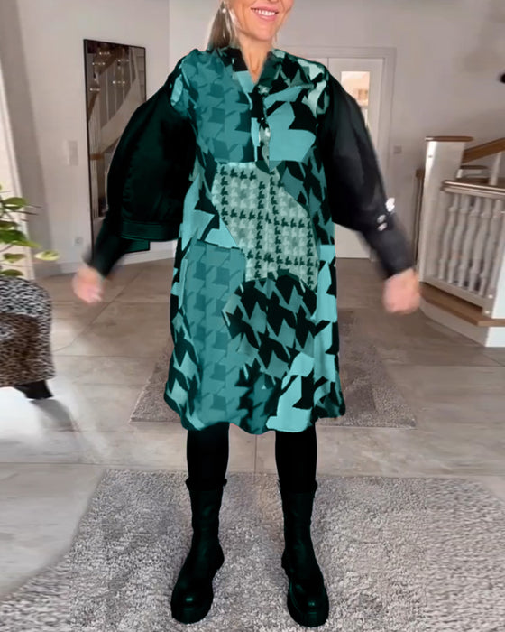 Klänning med v-ringning och långa ärmar