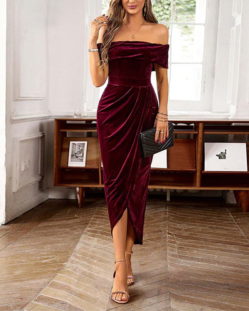 Klänning Med Off-Shoulder Halslinje, Sammetstoff Och Elegant Temperament