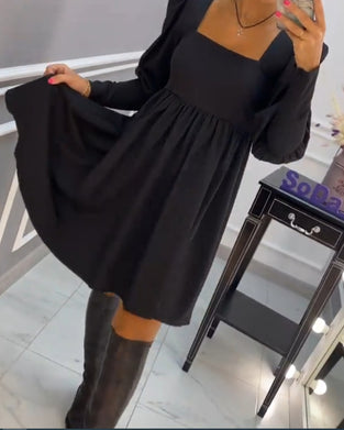 Elegant A-formad klänning med fyrkantig hals