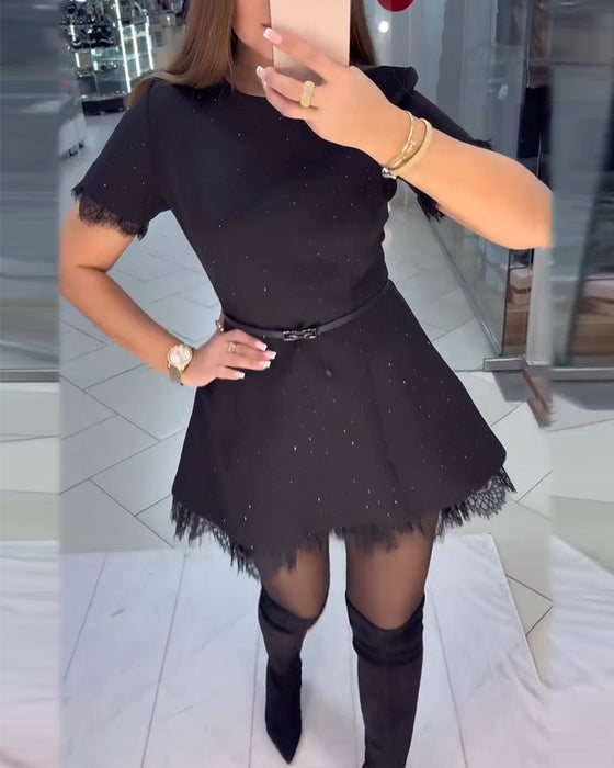 Glittrig Spetsklänning Med Korta Ärmar Och A-Linje