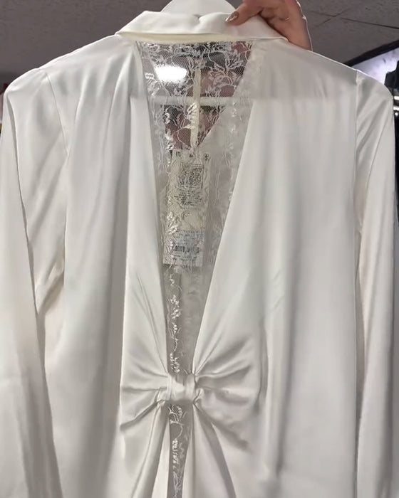 Stilren Blus med Spets och Rosettknut